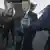Johann Wadephul respondiendo en la calle ante micrófonos de periodistas.