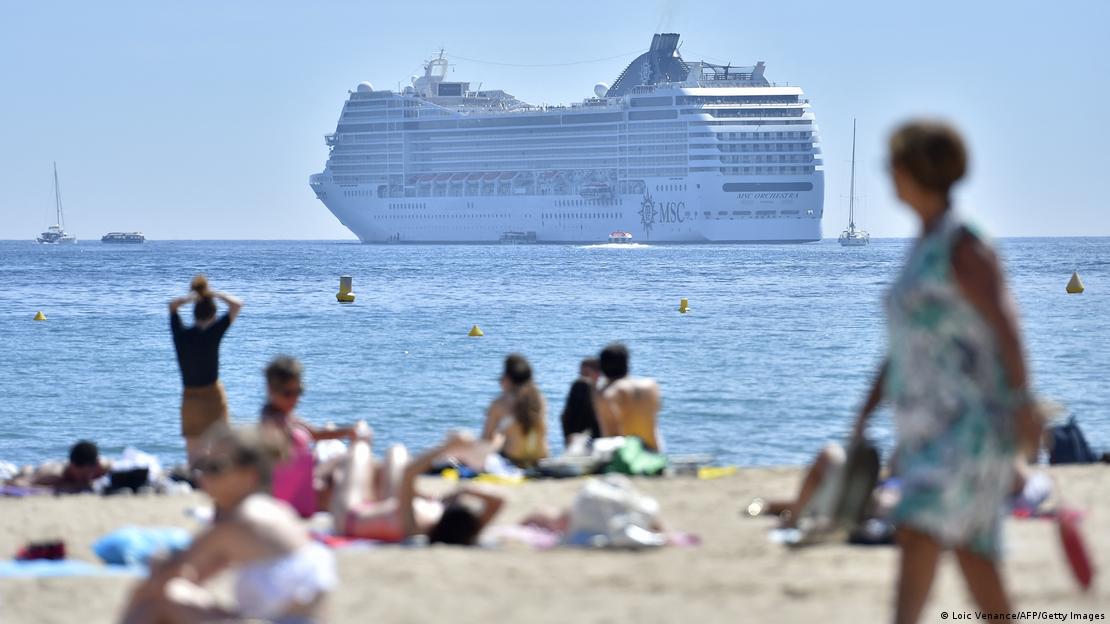 Das Kreuzfahrtschiff "MSC Orchestra" ankert in der Bucht vor Cannes