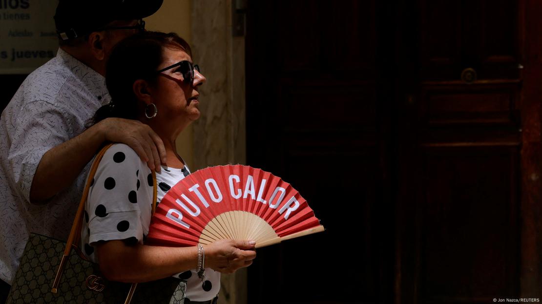 Mulher carrega leque aberto com a expressão "puto calor" Mulher carrega leque aberto com a expressão "puto calor"