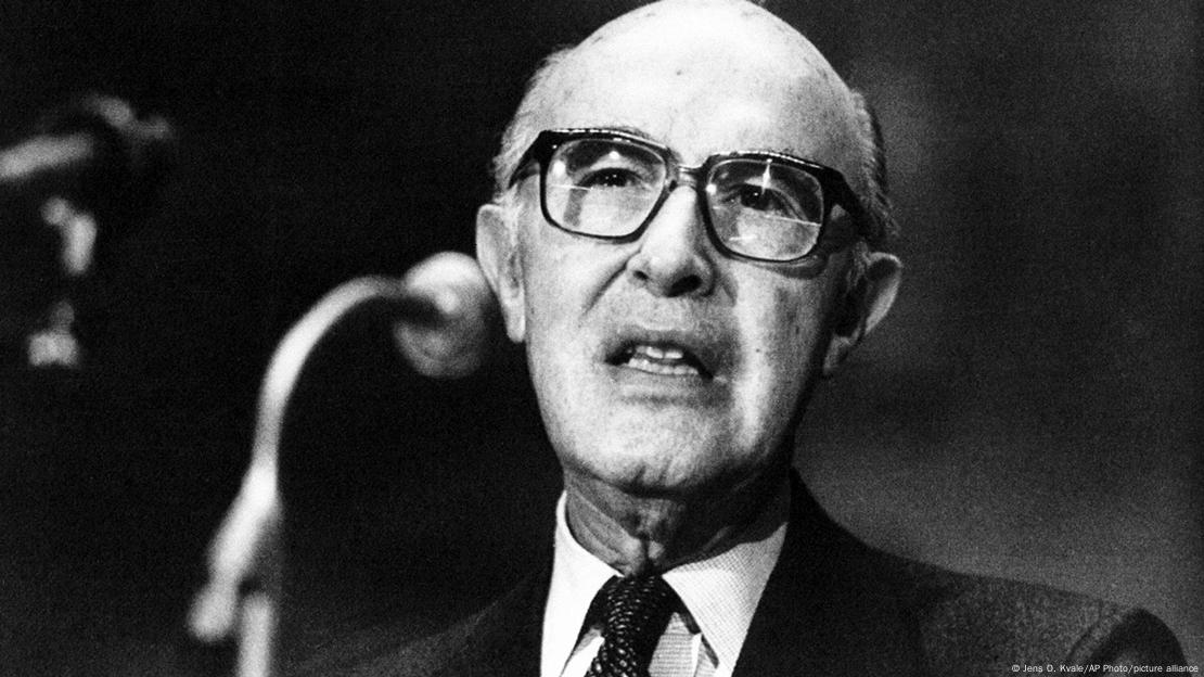 Alfonso García Robles pronuncia el discurso del Premio Nobel de la Paz sobre el desarme nuclear.