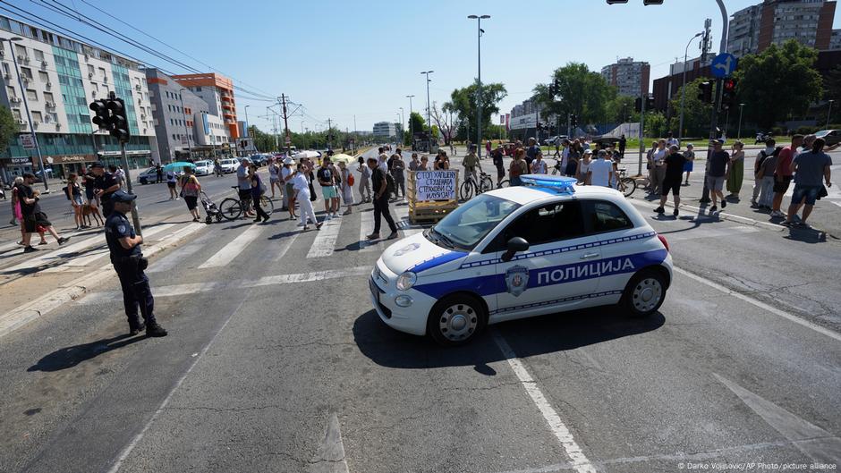 Demonstranti na pešačkom prelazu