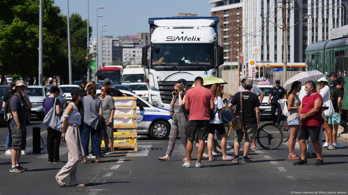 Serbi, Beograd, bllokimi i rrugëve me objekte të ndryshme Serbi, Beograd, bllokimi i rrugëve me objekte të ndryshme