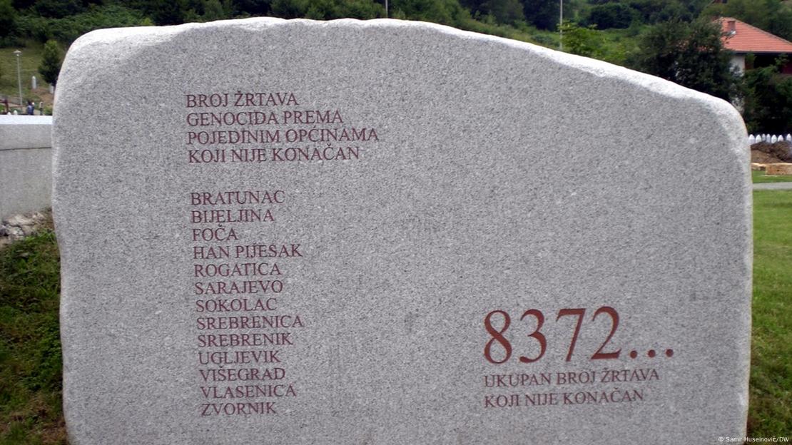 Një gur me shifrën 8372 që simbolizon numrin e viktimave të gjenocidit Një gur me shifrën 8372 që simbolizon numrin e viktimave të gjenocidit