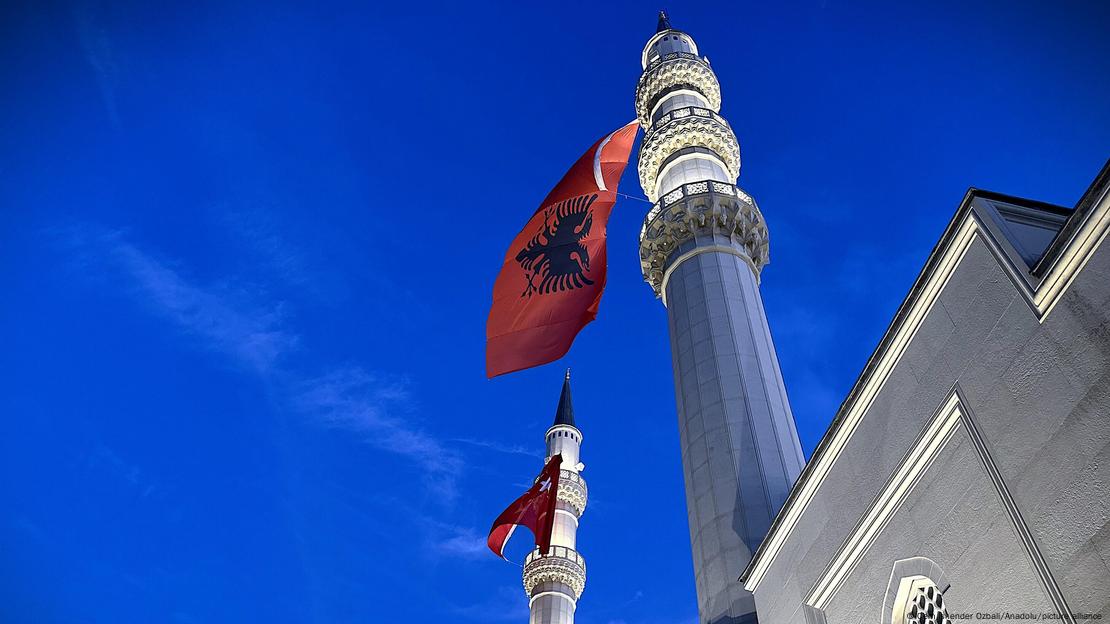 Shqipëri, Tiranë 2024 | Flamujt e Shqipërisë dhe Turqisë në xhaminë Namazgah