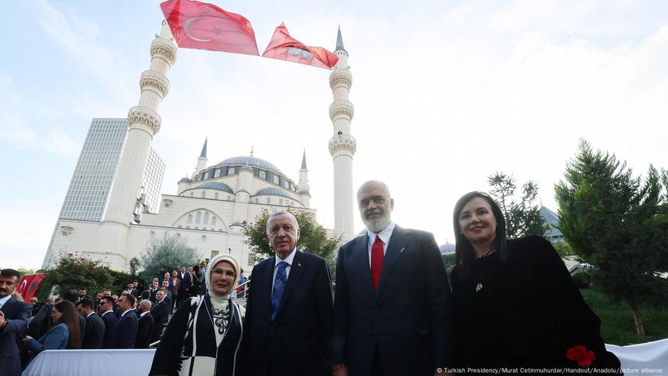 Turski predsednik Redžep Tajip Erdogan i albanski premijer Edi Rama, obojica sa suprugama, na otvaranju Namazgah-džamije u Tirani