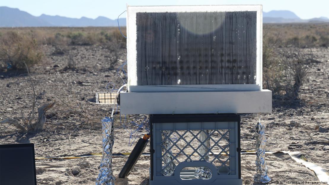 El recolector pasivo de agua desarrollado por ingenieros del MIT extrajo agua del aire incluso en el árido Valle de la Muerte, donde demostró su eficacia durante las pruebas.