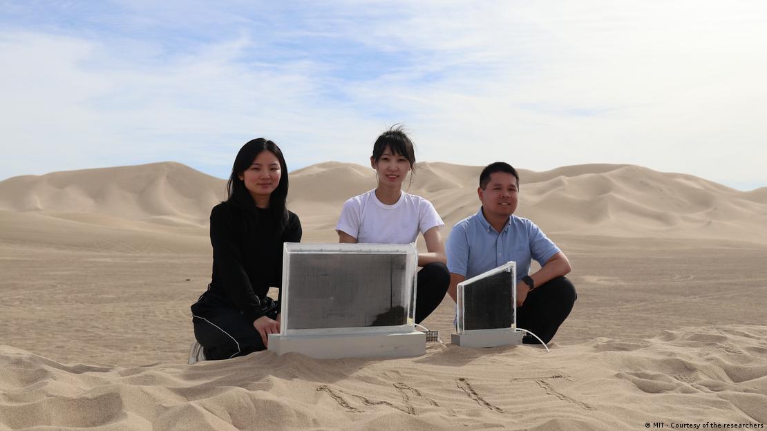 Miembros del equipo (de izquierda a derecha), Shucong Li, "Will" Chang Liu y Xiao-Yun Yan, con dos recolectores de agua.
