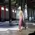 Ein männliches Model auf dem Catwalk trägt Ledersandalen.