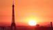 Sol forte em paisagem onde se vê a Torre Eiffel