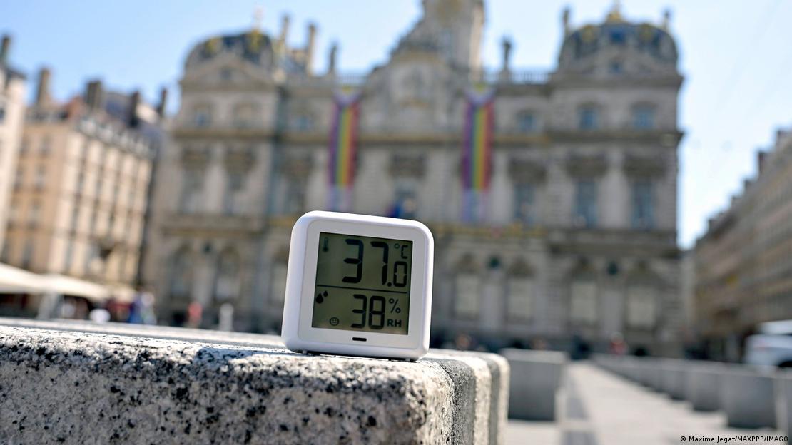Termômetro em frente a monumento em Lyon
