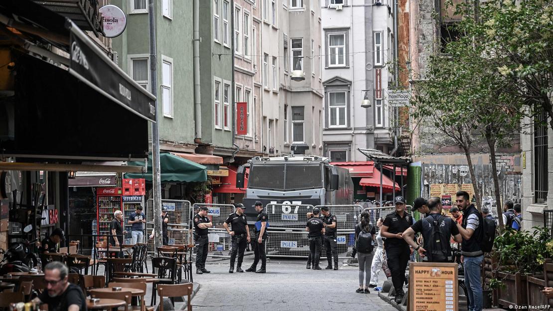 Leman dergisinin İstanbul'daki binası önünde kurulan polis barikatları Leman dergisinin İstanbul'daki binası önünde kurulan polis barikatları