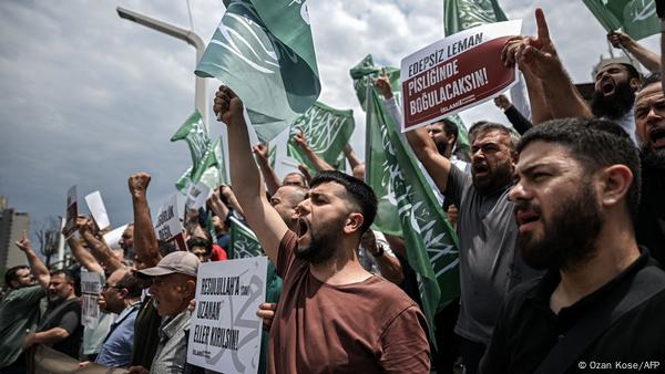 "Edepsiz Leman, pisliğinde boğulacaksın" yazılı pankart ve protestocular "Edepsiz Leman, pisliğinde boğulacaksın" yazılı pankart ve protestocular