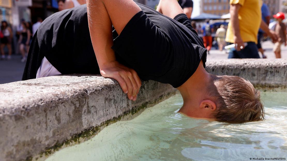 Em Munique, turistas se refrescaram em fontes e parques da cidaderend Hitzewelle