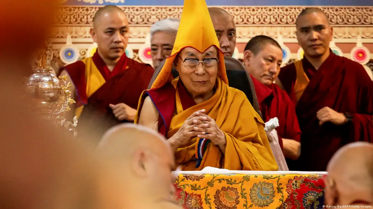 Dachada yalangoch xotin (foto)