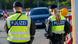 Dwoje niemieckich policjantów w żółtych kamizelkach na przejściu granicznym w Pomelln Dwoje niemieckich policjantów w żółtych kamizelkach na przejściu granicznym w Pomelln