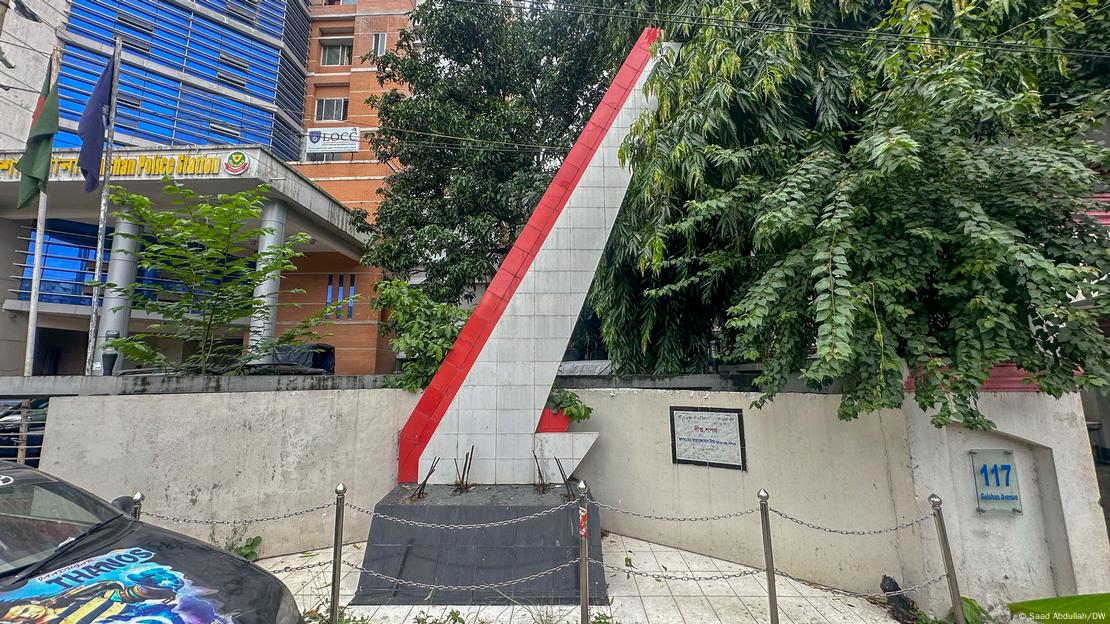 ২০২৪ সালের ৫ আগস্ট গণঅভ্যুত্থানে আওয়ামী লীগ সরকারের পতনের পর গুলশান থানার ভাস্কর্য ‘দীপ্ত শপথ' গুঁড়িয়ে দিয়ে সেখানে নিষিদ্ধ সংগঠন হিযবুত তাহরীরের পোস্টার লাগানো হয়