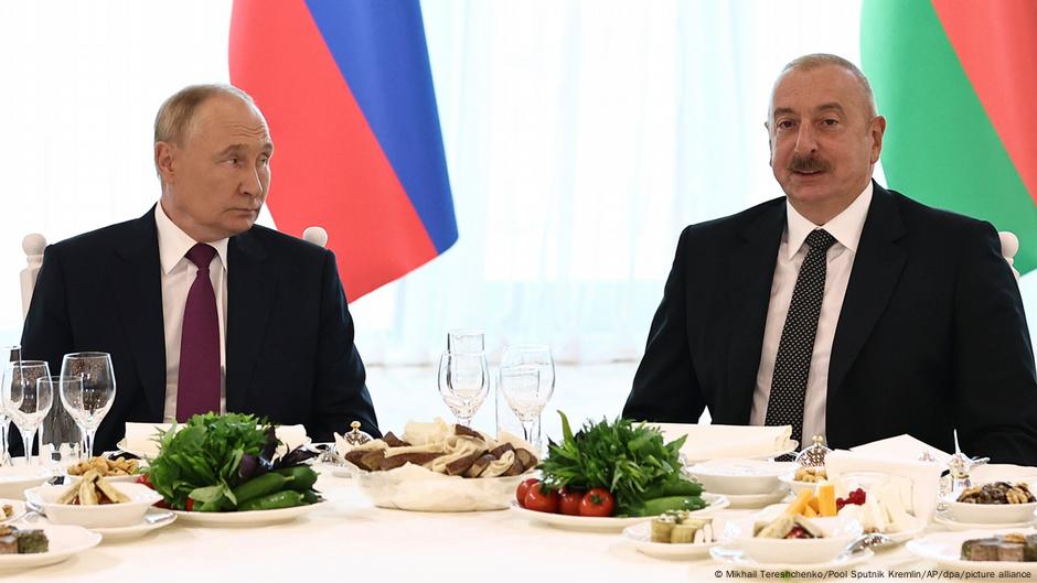 Ruski predsednik Vladimir Putin (levo) i njegov azerbejdžanski kolega Ilham Alijev u avgustu 2024. u Bakuu