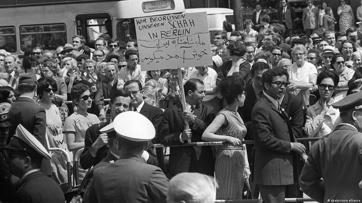 Deutschland Berlin 1967 | Tumulte vor dem Schöneberger Rathaus während der Anti-Schah-Demonstrationen 1967年,柏林大学生举行示威游行,抗议伊朗国王来访。