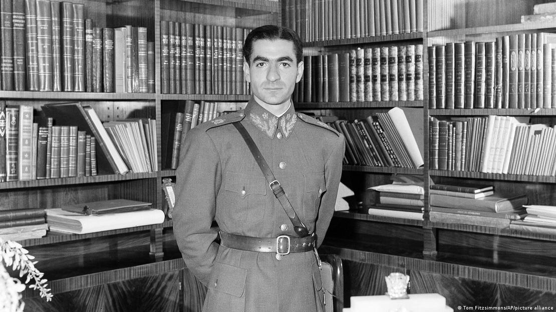 İran'ın son Şahı Muhammed Rıza Pehlevi'nin 1946 yılına ait siyah-beyaz fotoğrafı