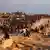 Territorios Palestinos, Ciudad de Gaza, 2 de julio de 2025 | Palestinos esperan ayuda humanitaria en el Corredor de Netzarim
