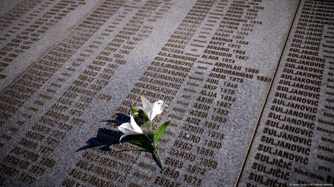 Srebrenica, lista e mbi 8000 viktimave të vrarë, lule e bardhë mbi pllakën përkujtimore Srebrenica, lista e mbi 8000 viktimave të vrarë, lule e bardhë mbi pllakën përkujtimore