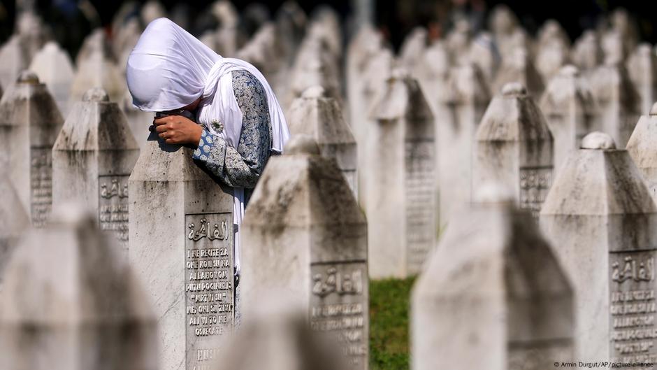 Bošnjakinja tuguje na grobu rođaka koji je ubijen u genocidu u Srebrenici