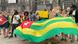 Des manifestants avec un drapeau togolais (02.07.2025)