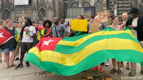 Des manifestants avec un drapeau togolais (02.07.2025) Des manifestants avec un drapeau togolais (02.07.2025)