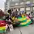 Des manifestants avec des drapeaux togolais (02.07.2025)