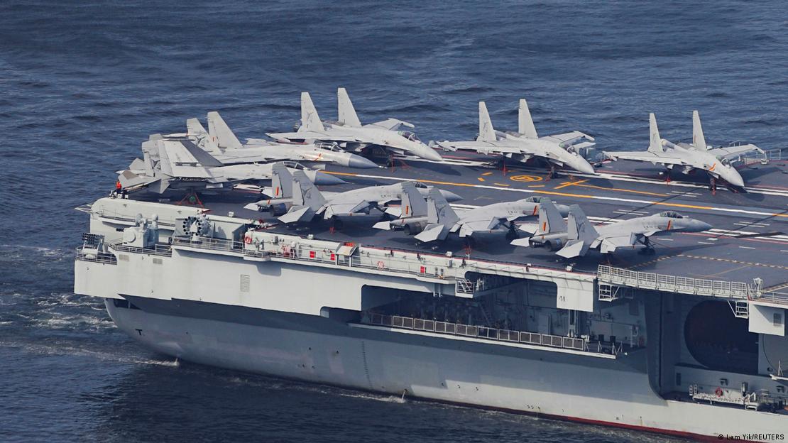 图为中国第一艘自主建造航母“辽宁号”2025年7月到访香港。
