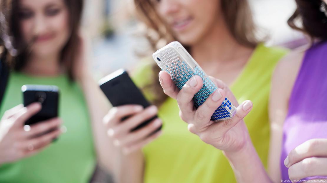 Mujeres mirando sus teléfonos inteligentes. Mujeres mirando sus teléfonos inteligentes.