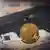 Símbolo de bitcoin em frente a uma pistola e notas de euro