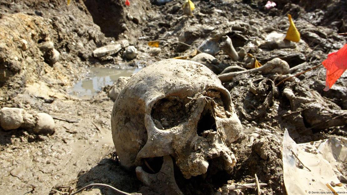 Lobanja i kosti u masovnoj grobnici Lobanja i kosti u masovnoj grobnici