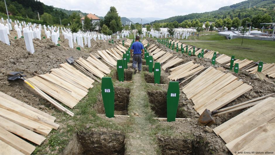 Memorijalni centar Potočari 2010. godine i iskopani mezari pred ukop tada identifikovanih posmrtnih ostataka žrtava