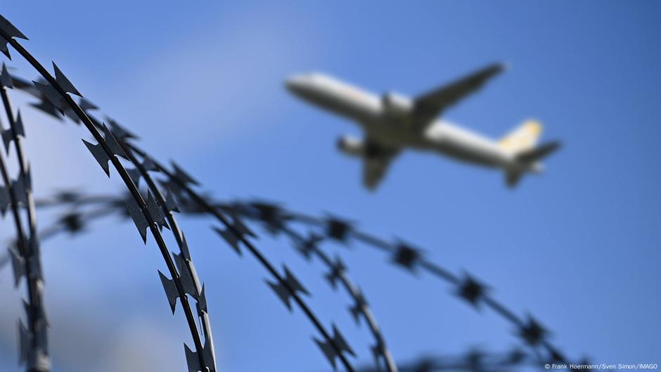 Austria deports first Syrian since start of civil war