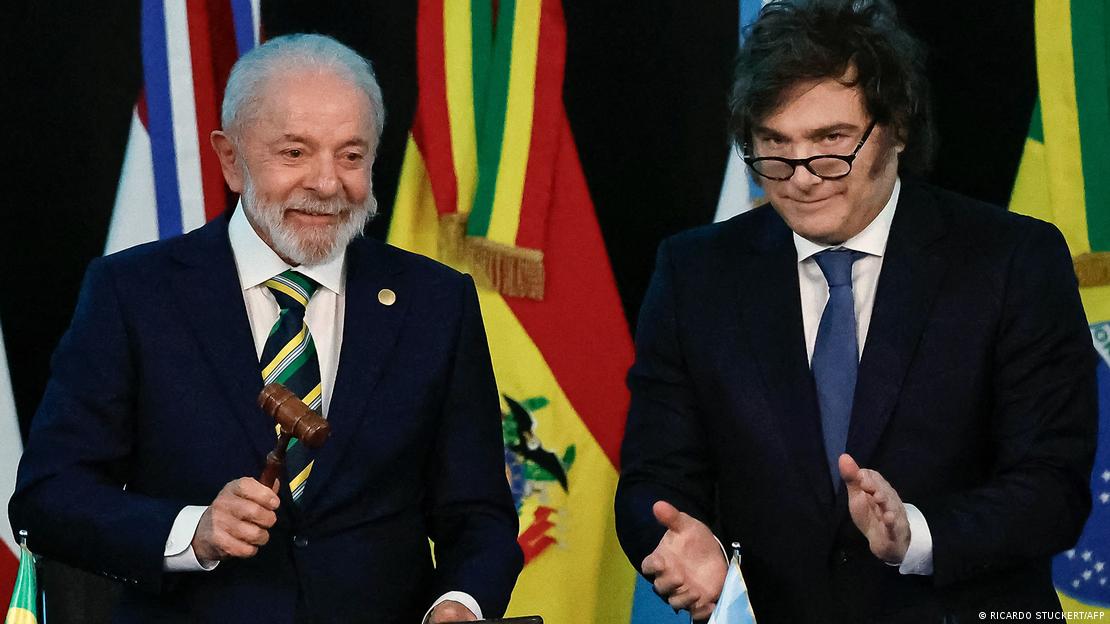 Milei (derecha en la imagen) le traspasó la presidencia "pro tempore" del bloque suramericano a Lula en Buenos Aires (03.07.2025)
