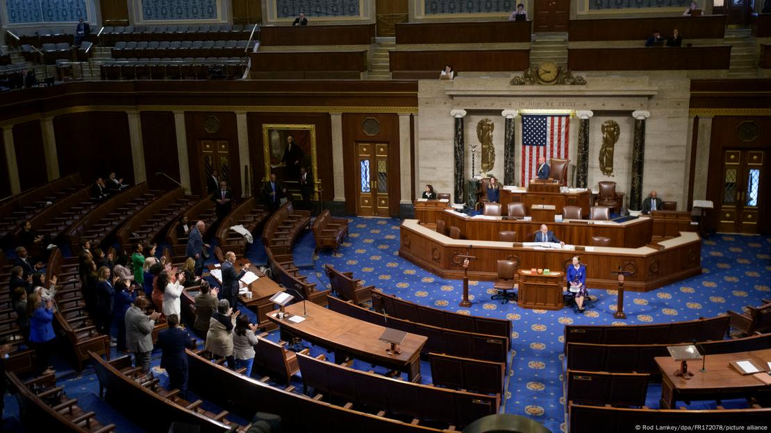 Demócratas de la Cámara de Representantes en el Capitolio antes de la votación final sobre el proyecto de ley de recortes fiscales de Trump (03.07.2025)
