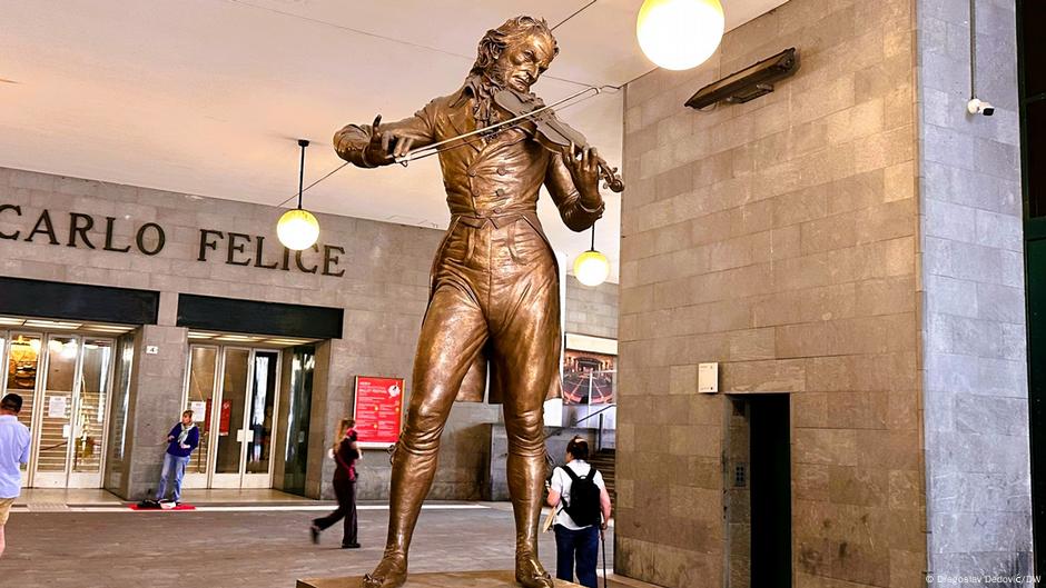 Nikolo Paganini, statua kod opere