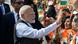 El primer ministro de la India, Narendra Modi, saluda a sus simpatizantes tras su llegada al Aeropuerto Internacional de Piarco en Puerto España, Trinidad y Tobago, donde poco más del 35% de la población es de ascendencia india. El primer ministro de la India, Narendra Modi, saluda a sus simpatizantes tras su llegada al Aeropuerto Internacional de Piarco en Puerto España, Trinidad y Tobago, donde poco más del 35% de la población es de ascendencia india.