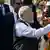 El primer ministro de la India, Narendra Modi, saluda a sus simpatizantes tras su llegada al Aeropuerto Internacional de Piarco en Puerto España, Trinidad y Tobago, donde poco más del 35% de la población es de ascendencia india.