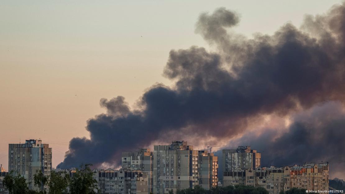 Humo se eleva en el horizonte en Kiev, tras un ataque ruso con misiles y drones. (4.07.2025).