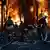 Bomberos trabajan en el control de un incendio causado por un ataque ruso en Kiev.