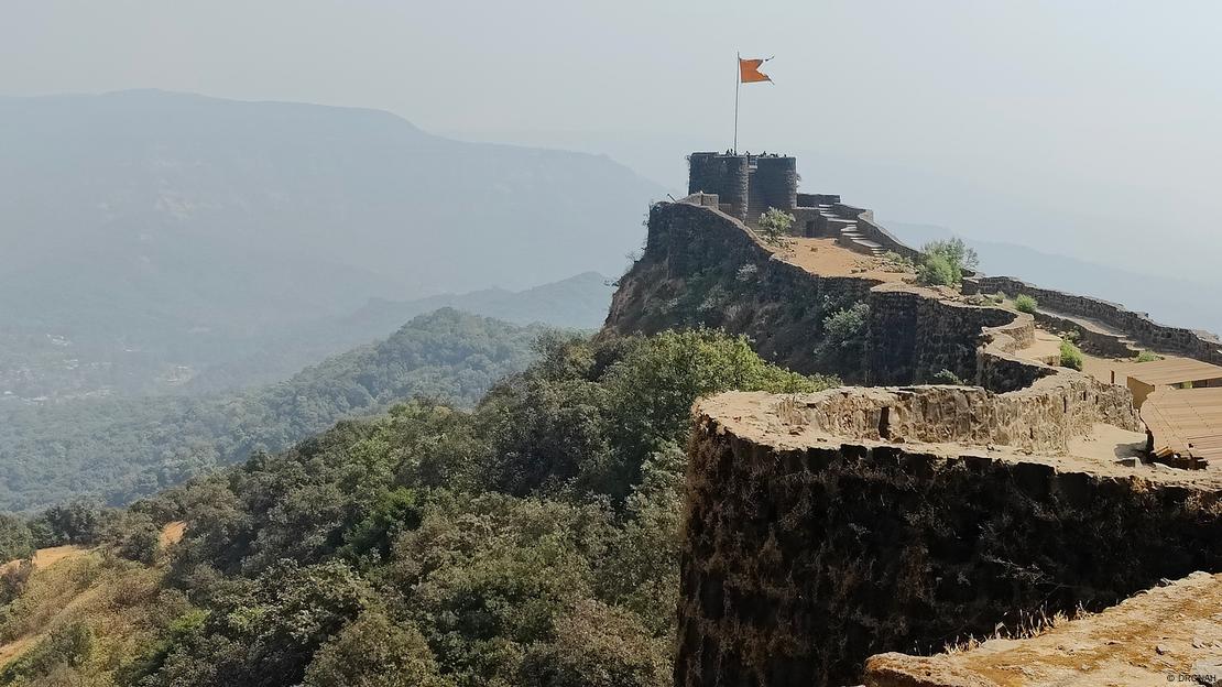 India, Pratapgad, Paisaje Militar Maratha, 2025: una fortificación histórica sobre montañas boscosas, con una bandera izada. India, Pratapgad, Paisaje Militar Maratha, 2025: una fortificación histórica sobre montañas boscosas, con una bandera izada.