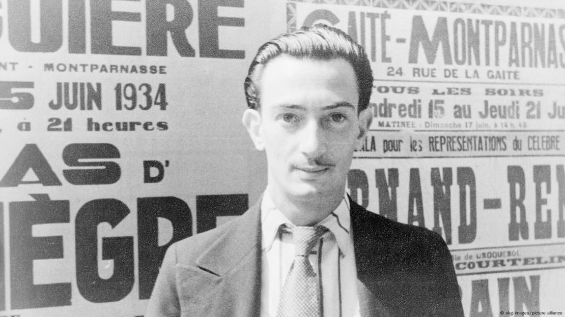 En este retrato tomado en París el 16 de junio de 1934, Salvador Dalí exhibía el estilo temprano de su bigote, aún lejos de la versión puntiaguda que posteriormente se convertiría en su inconfundible marca personal. En este retrato tomado en París el 16 de junio de 1934, Salvador Dalí exhibía el estilo temprano de su bigote, aún lejos de la versión puntiaguda que posteriormente se convertiría en su inconfundible marca personal.