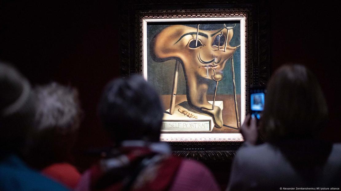 "Autorretrato blando con bacon frito" (1941), obra donde Dalí plasmó por primera vez su icónico bigote puntiagudo que definiría para siempre su imagen. "Autorretrato blando con bacon frito" (1941), obra donde Dalí plasmó por primera vez su icónico bigote puntiagudo que definiría para siempre su imagen.