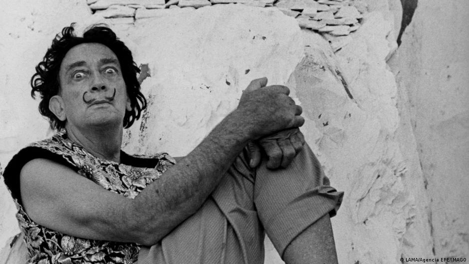 De dátiles a cera húngara: ¿cómo se convirtió el bigote de Dalí en su "obra de arte" más duradera?