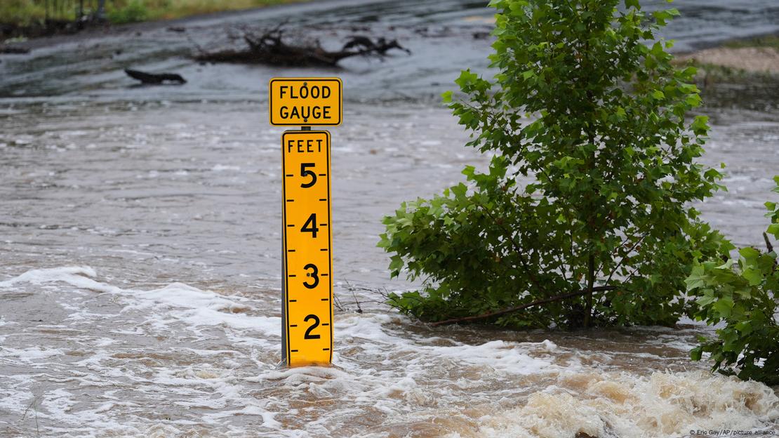 Un marcador de inundaciones marca la altura del agua que fluye sobre una carretera entre una granja y un mercado cerca de Kerrville, Texas, el viernes 04.07.2025. Un marcador de inundaciones marca la altura del agua que fluye sobre una carretera entre una granja y un mercado cerca de Kerrville, Texas, el viernes 04.07.2025.