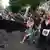Manifestantes atacan un restaurante al final de una protesta pacífica que se tornó violenta contra la gentrificación, en colonias como la Condesa y la Roma, en la Ciudad de México.