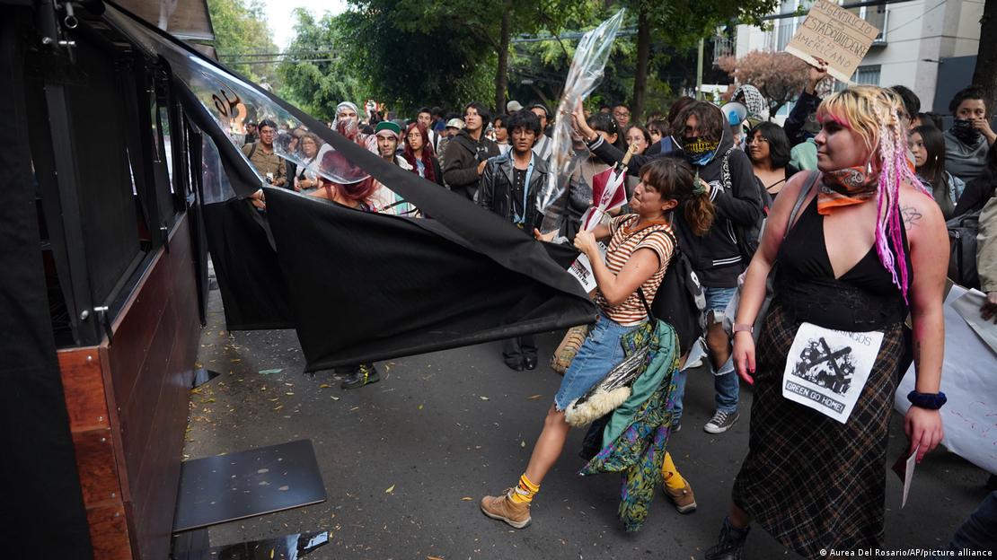 Manifestantes atacan un comedor al final de una protesta contra la gentrificación, Ciudad de México (04.07.2025)