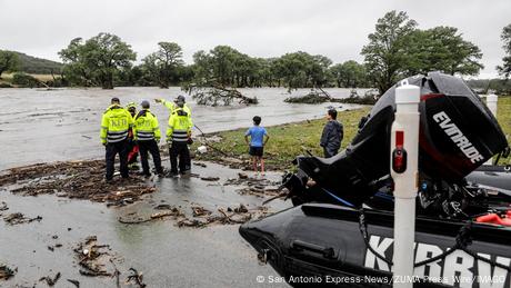 In Texas im Süden der USA hat eine Sturzflut nach Behördenangaben mindestens 24 Menschenleben gefordert.
